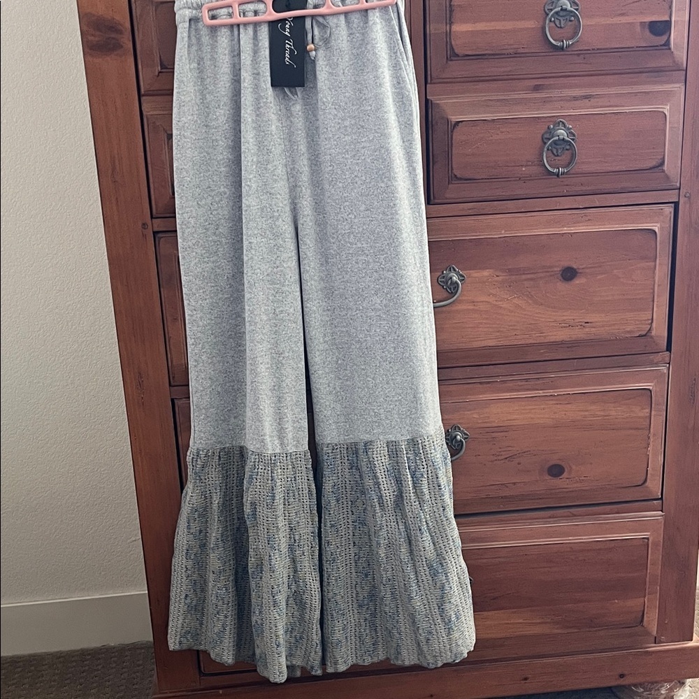 Young Threads Gray Blue Wide Leg Pants With Pockets And Ruffles Size Large NWT
